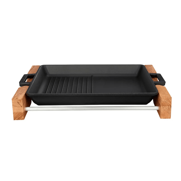 Stekepanne/grillpanne med dobbel plate, integrerte metallhåndtak og serveringsstativ i tre. Mål: 26 x 32 cm, 2290 ml