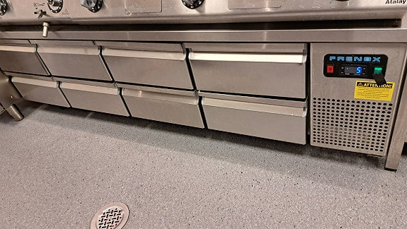 Pizzaovn, eltemaskin, heveskap, kjevlemaskin m.m.