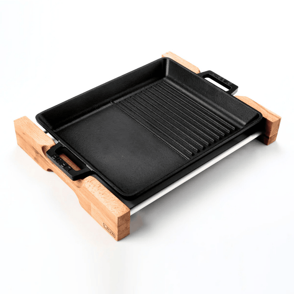 Stekepanne/grillpanne med dobbel plate, integrerte metallhåndtak og serveringsstativ i tre. Mål: 26 x 32 cm, 2290 ml