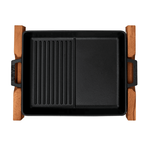 Stekepanne/grillpanne med dobbel plate, integrerte metallhåndtak og serveringsstativ i tre. Mål: 26 x 32 cm, 2290 ml