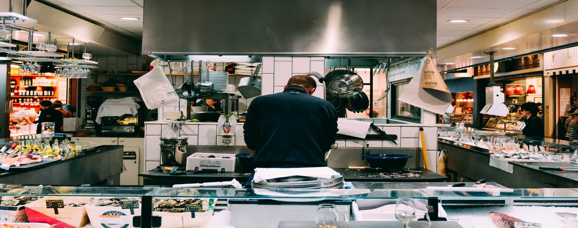 Vi leverer skreddersydde, funksjonelle og effektive storkjøkkenløsninger tilpasset din drift. 